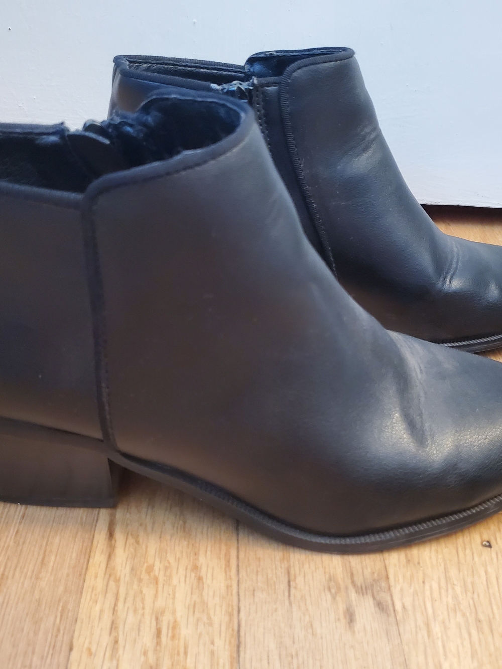 Amazon Essentials Black Leather Ankle Booties with Side Zip Size 8